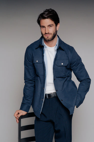 HUDSON SOBRE CAMISA AZUL NAVY
