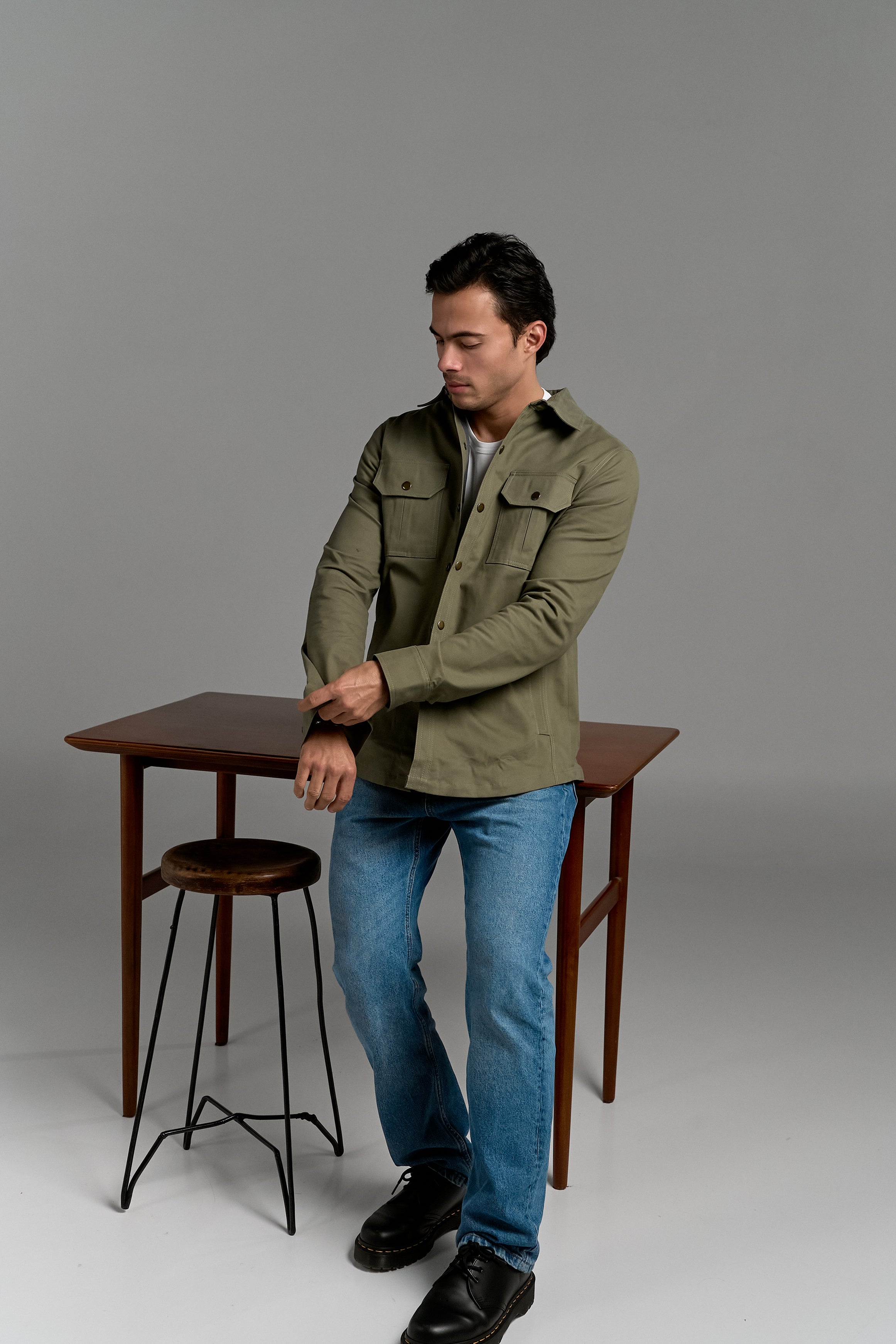 HUDSON SOBRE CAMISA VERDE MILITAR