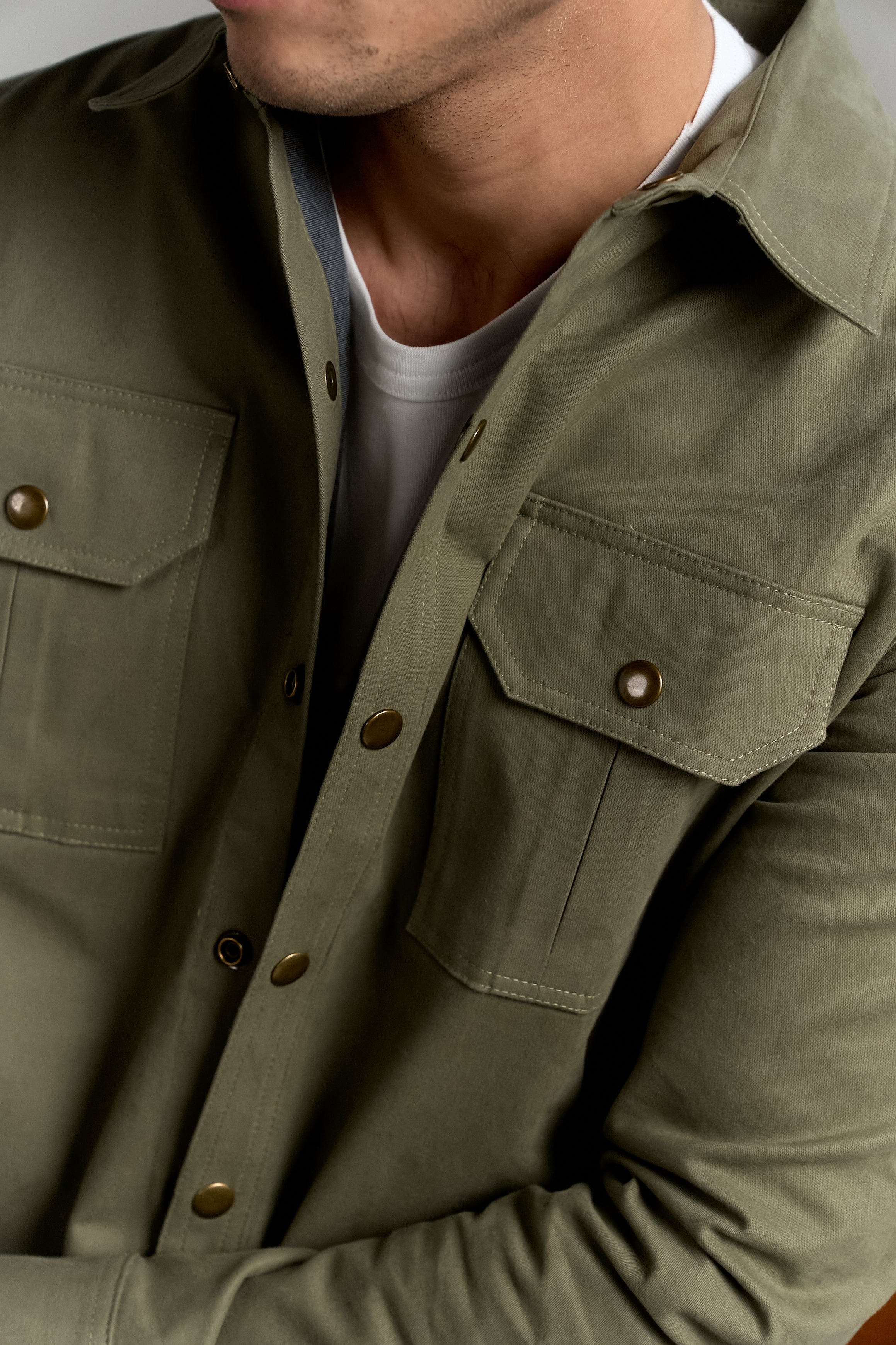 HUDSON SOBRE CAMISA VERDE MILITAR