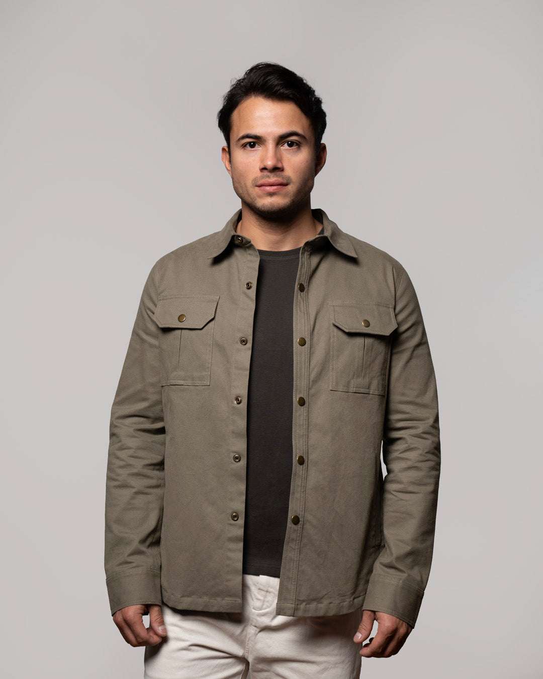 HUDSON SOBRE CAMISA VERDE MILITAR