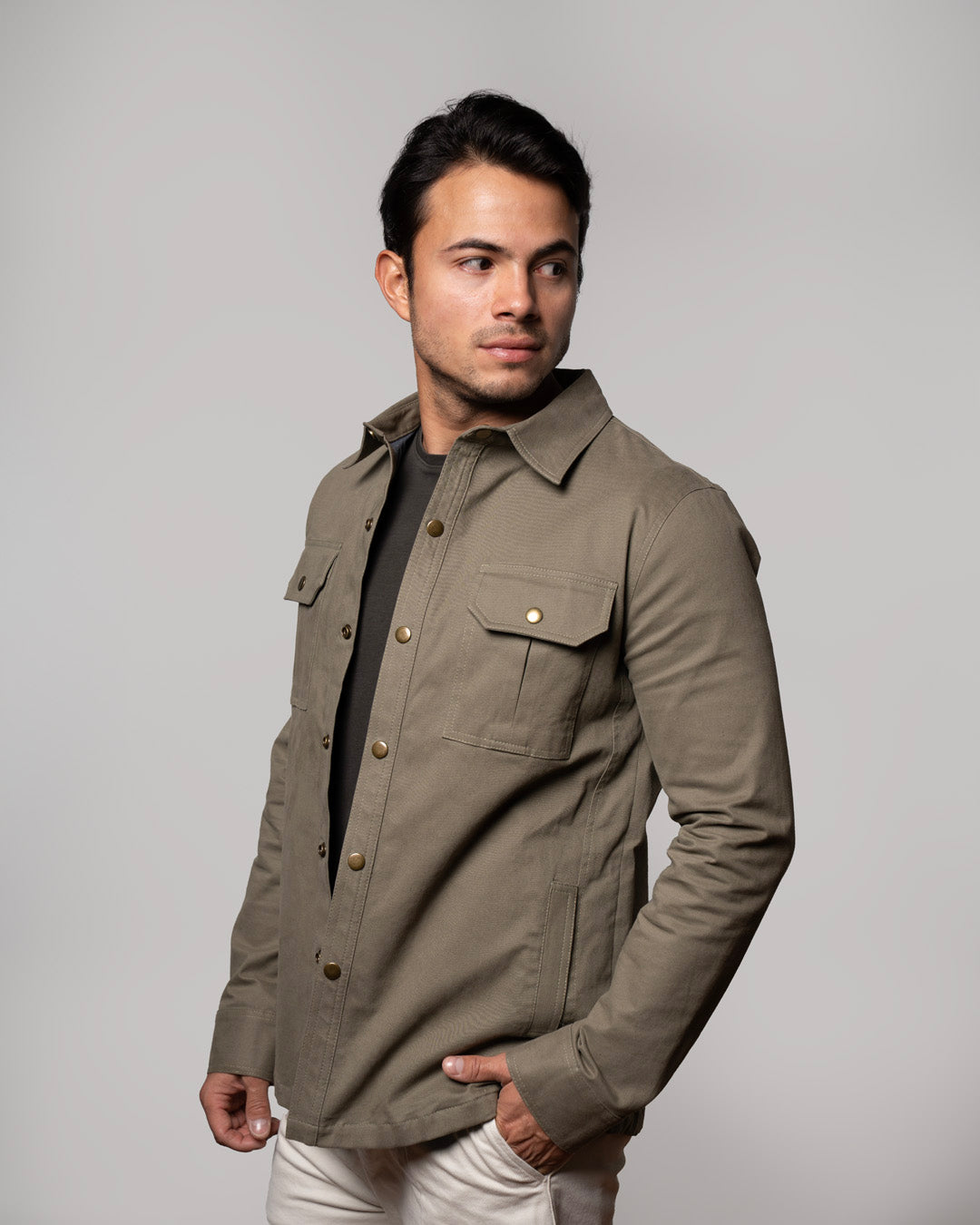 HUDSON SOBRE CAMISA VERDE MILITAR