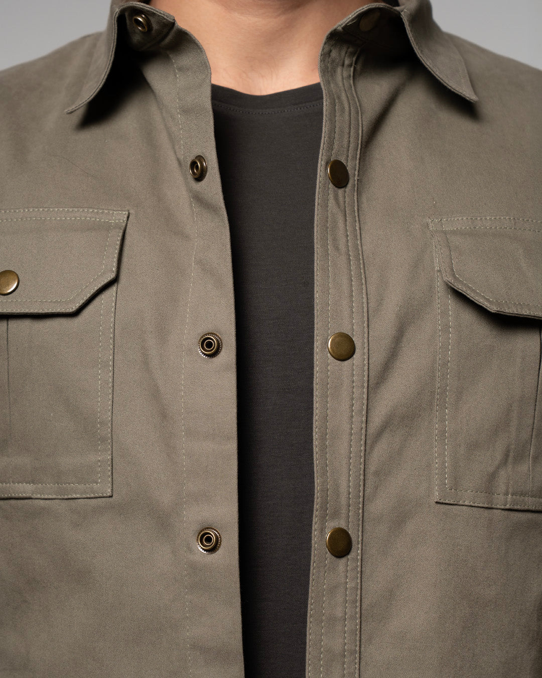 HUDSON SOBRE CAMISA VERDE MILITAR