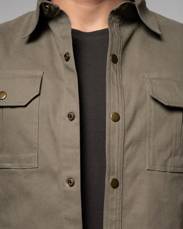 HUDSON SOBRE CAMISA VERDE MILITAR
