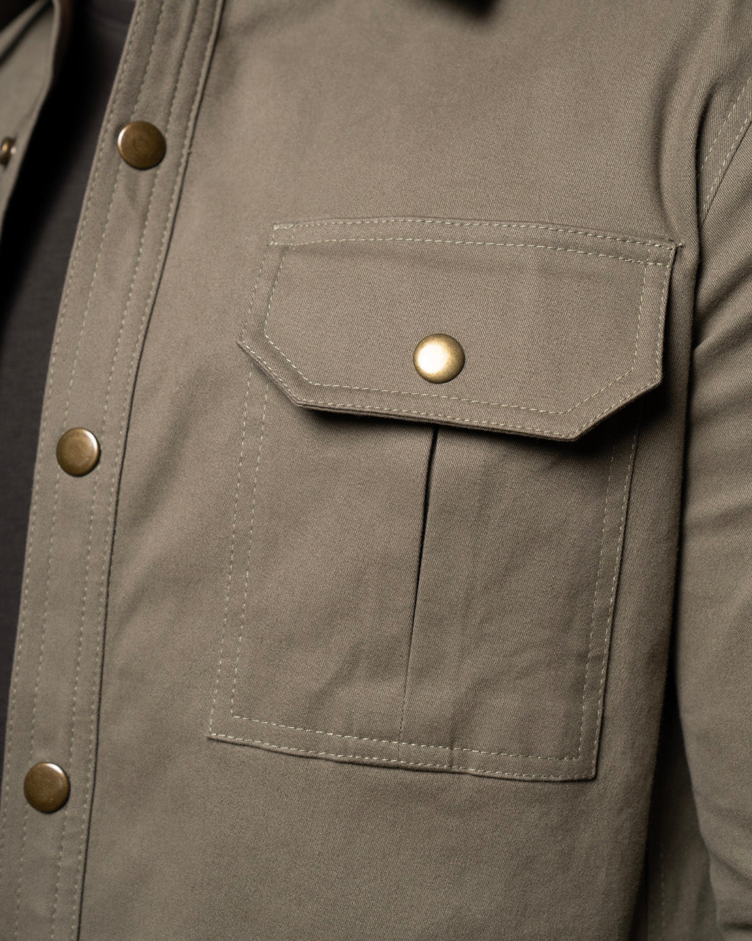 HUDSON SOBRE CAMISA VERDE MILITAR