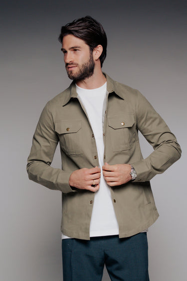 HUDSON SOBRE CAMISA VERDE MILITAR