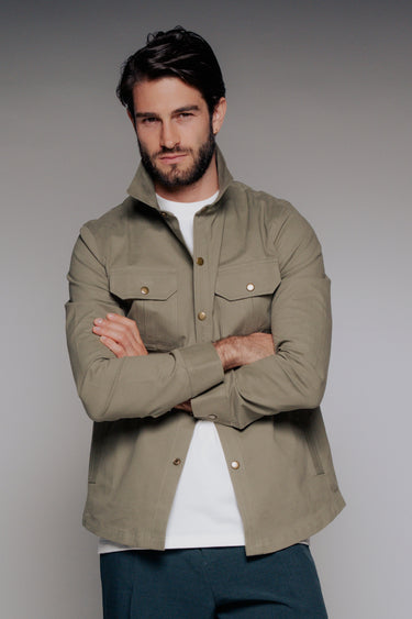 HUDSON SOBRE CAMISA VERDE MILITAR