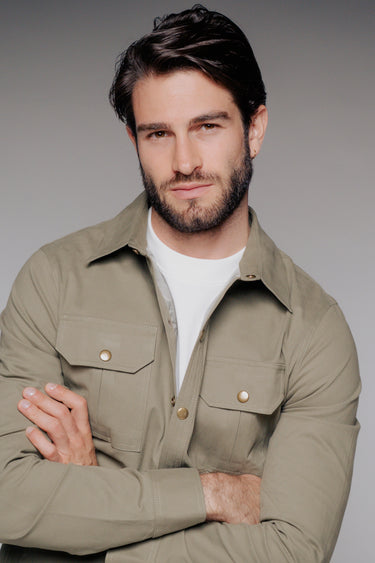 HUDSON SOBRE CAMISA VERDE MILITAR